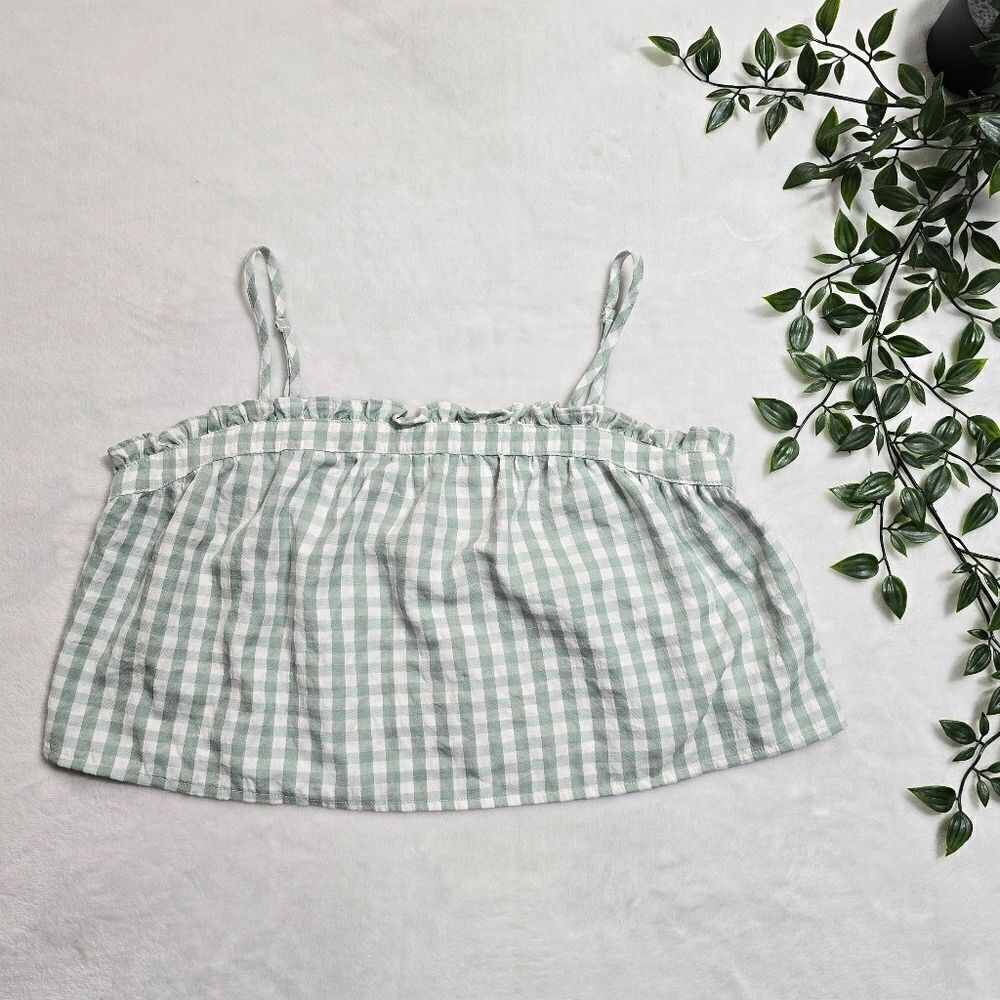 "Ivy & Main" cropped top, size M.